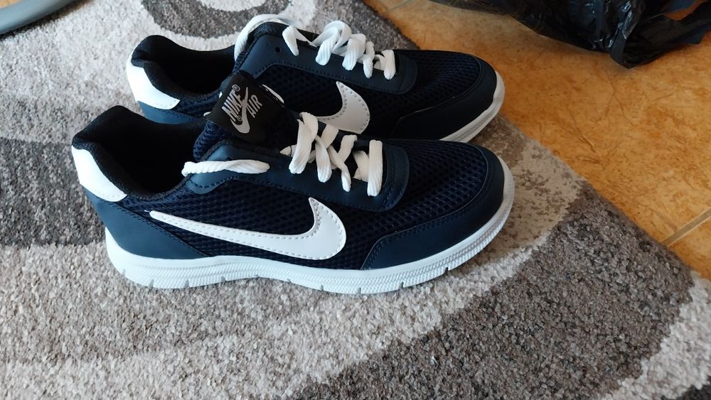 Маратонки Nike номер 42