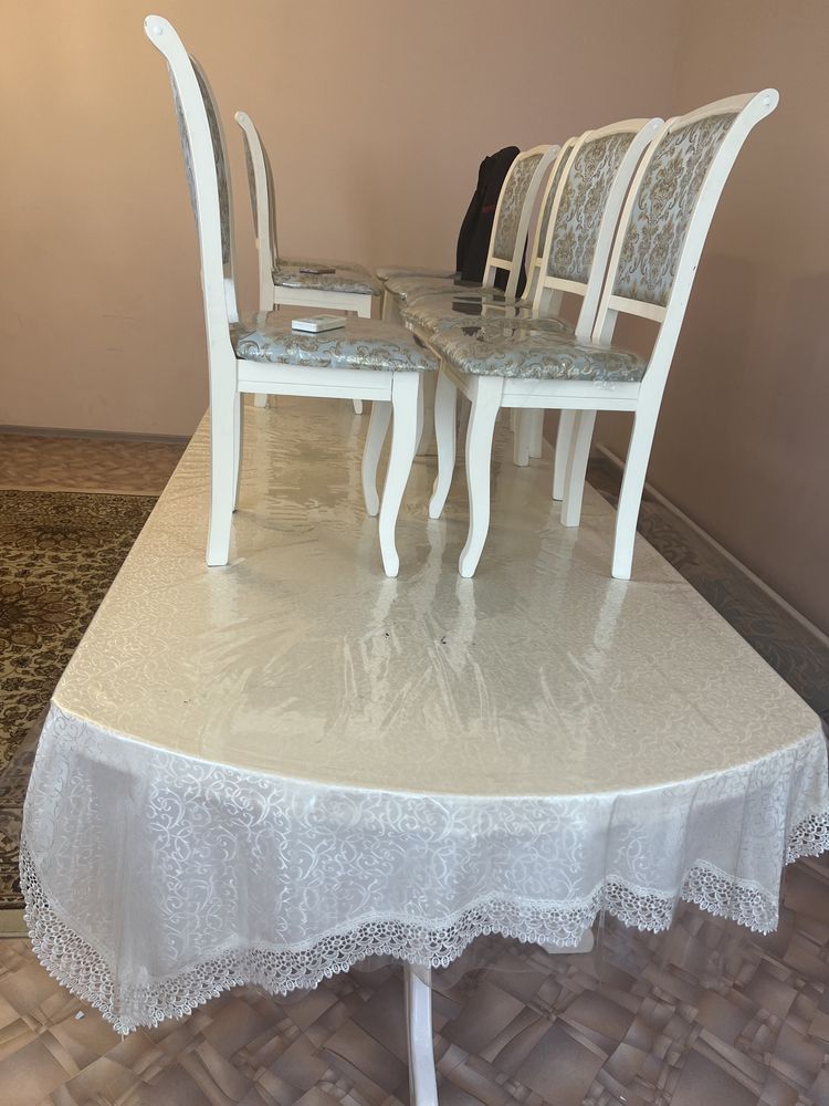 Продается гостинный стол и стулья