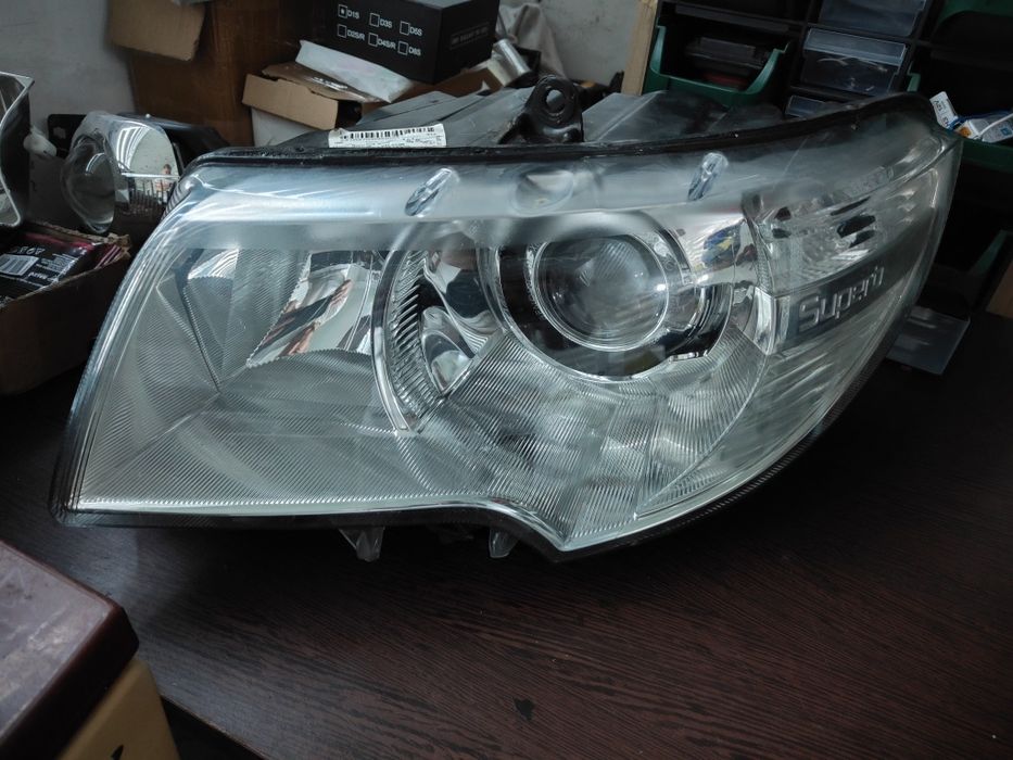 Far bi-xenon adaptiv Skoda Superb 2