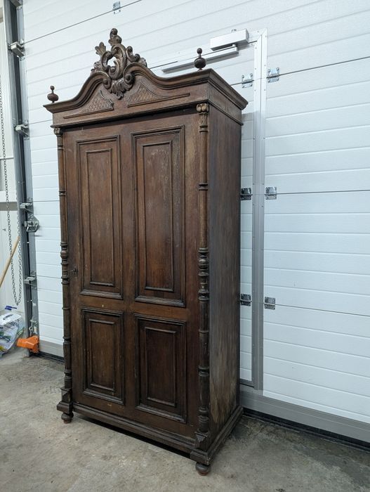 Античен дървен шкаф