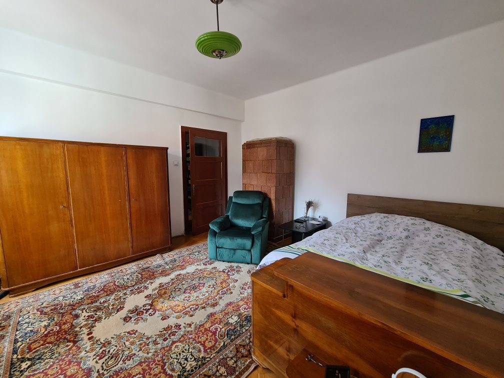 Apartament 4 camere ultracentral 102mp, cu acces la curte si beci