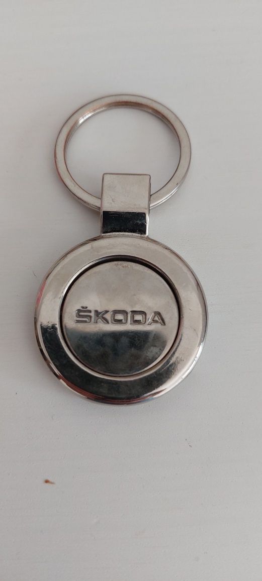 Doua brelocuri pentru cheie original Skoda