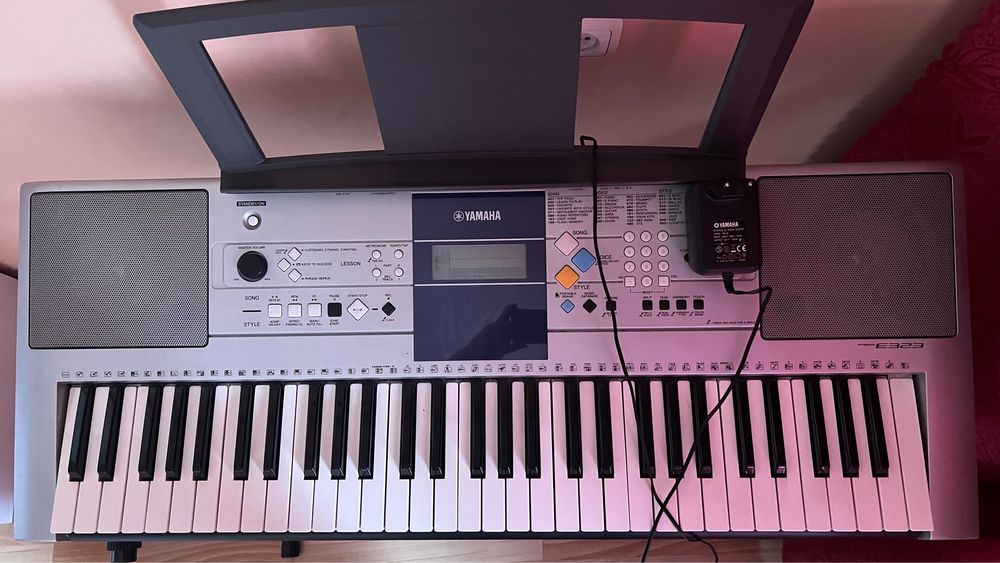 Синтезатор YAMAHA PSR-E323