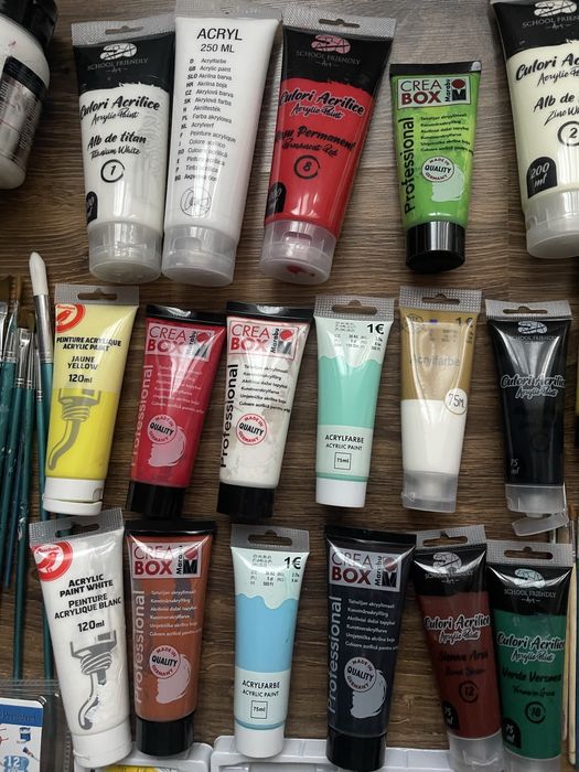 Acrilice, pensule, ustensile pictura