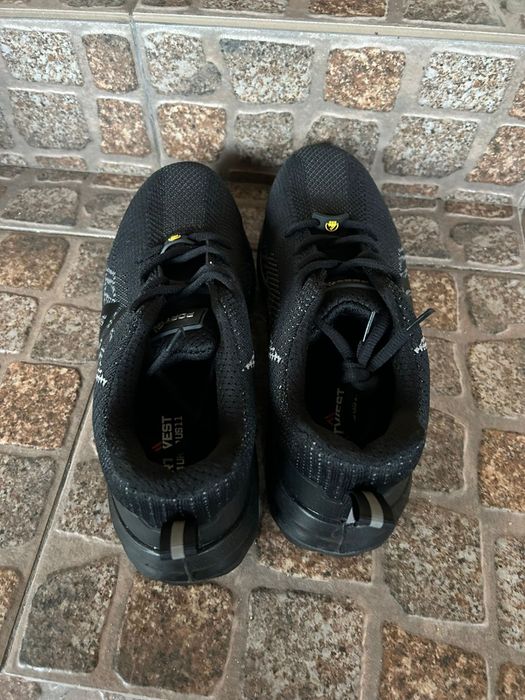 Bocanci adidași de muncă