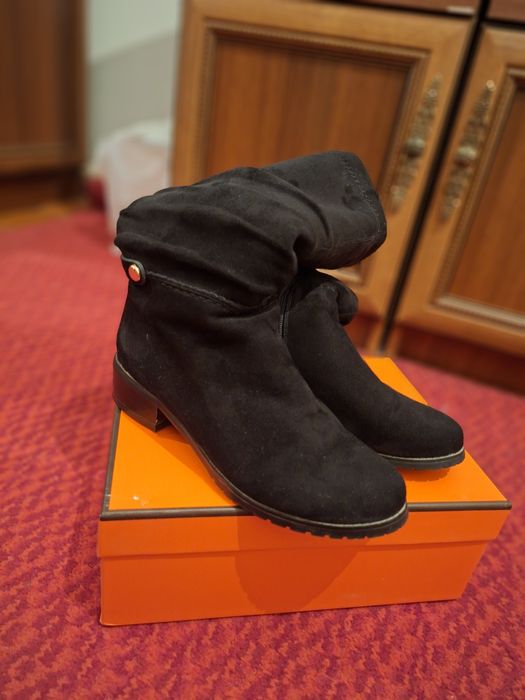 Продаеться женские сапоги