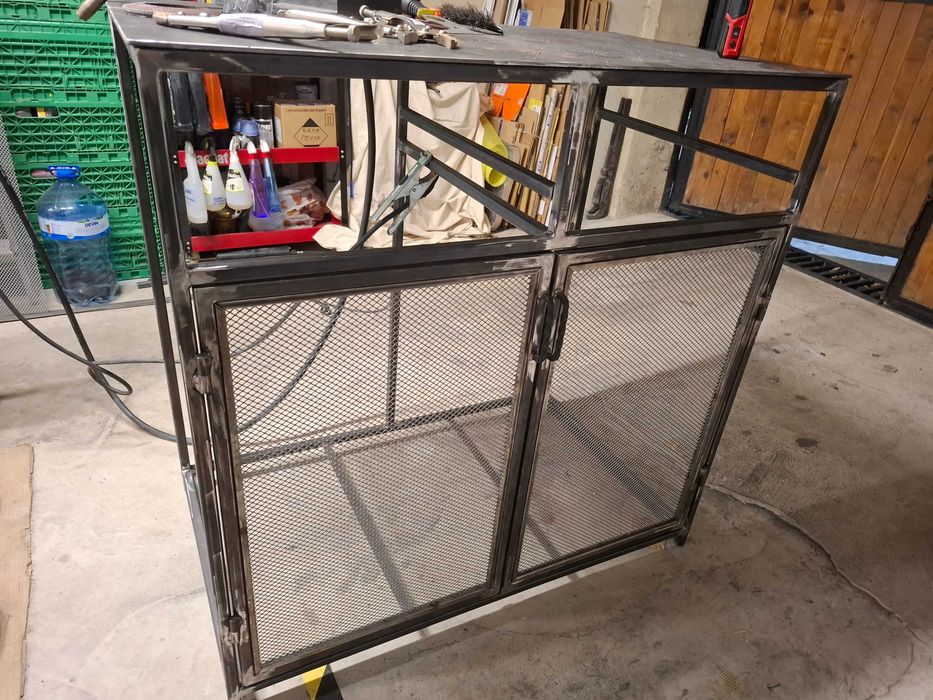 Метален шкаф за работилница в индустриален стил