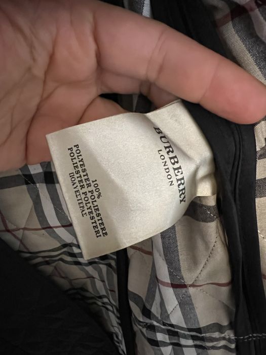 Pardesiu negru de la Burberry