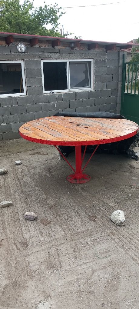 Кръгла маса с диаметър 1.70см..