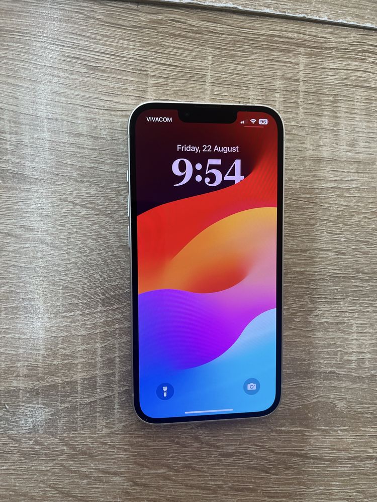 Iphone 13 бял в гаранция - като нов