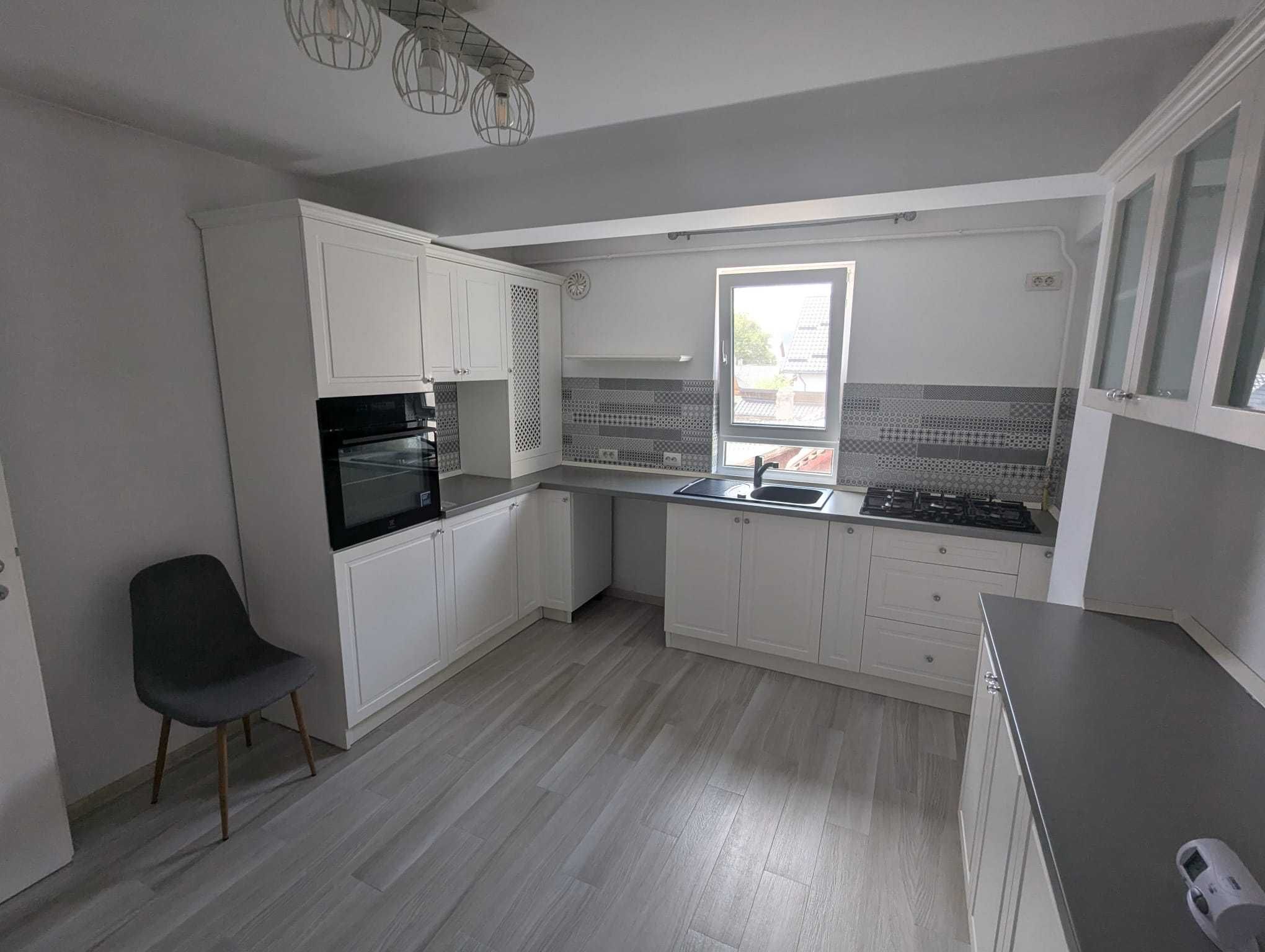 Apartament 4 camere,  etajul 1, 90 mp, bloc nou, la 250 m de Arinis