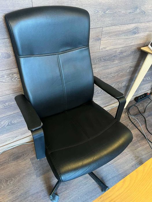 6 офис стола – въртящи, 4 кожени + 2 текстилни