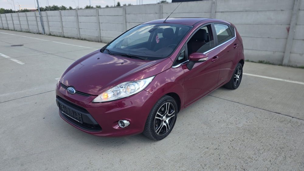 Ford Fiesta,Vișiniu,1.3 benzină,82Cp,Climatronic,Parbriz încălzit