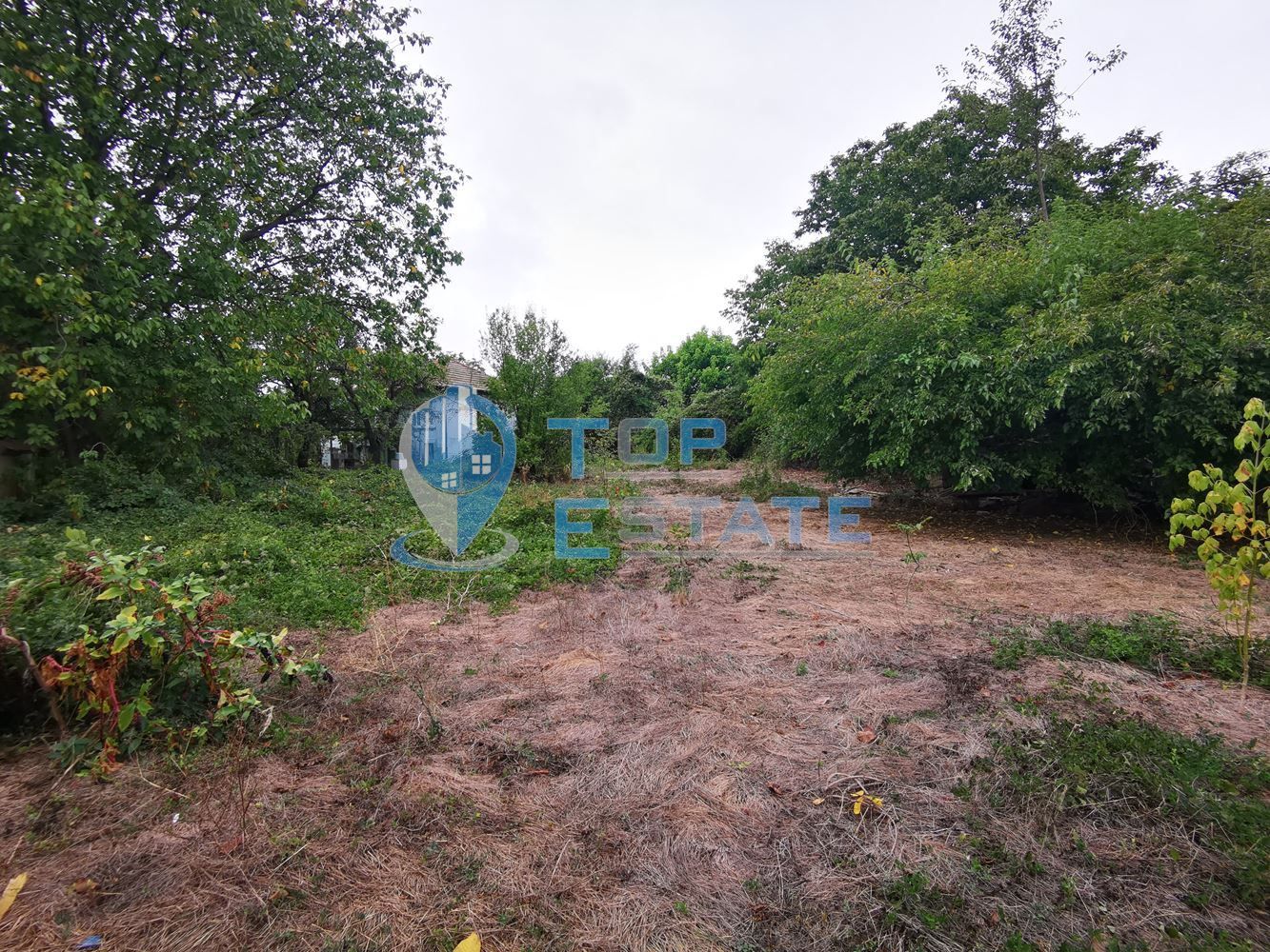 Двуетажна тухлена къща в близост до центъра на село Поликраище, облас