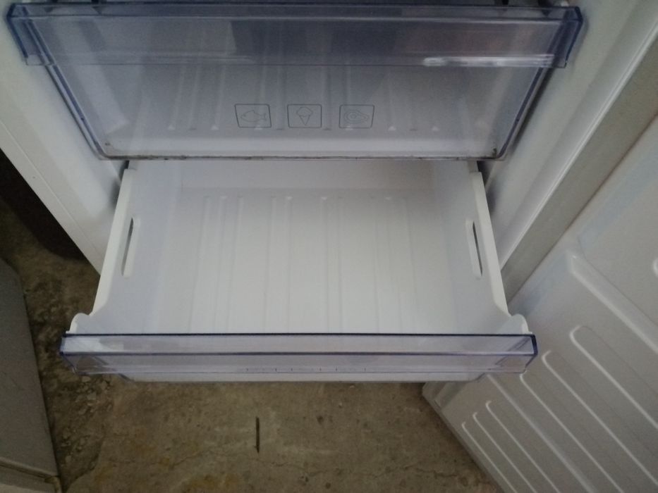 Vând congelator Beko