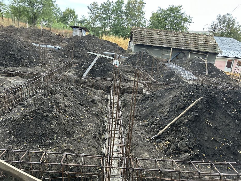 Executam  Case la Rosu