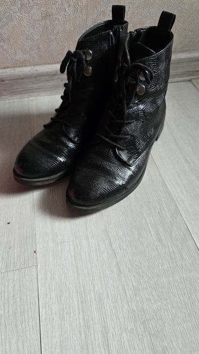 Продаю ботинки женские