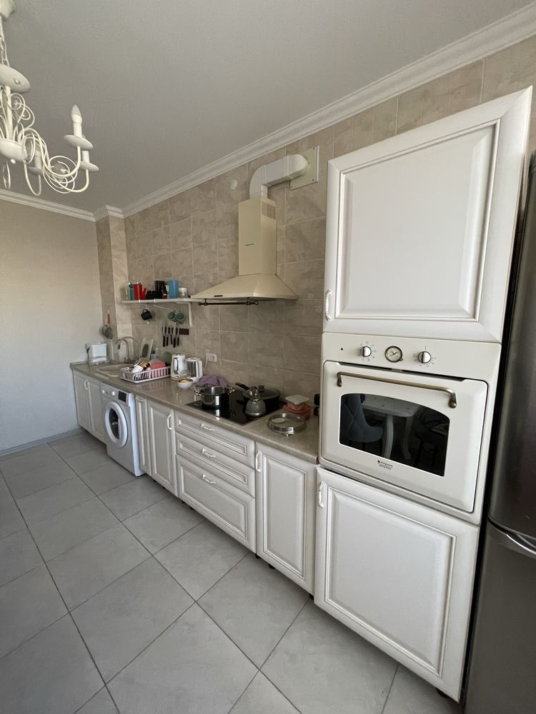 Продается кухня, стол и вытяжка б/у