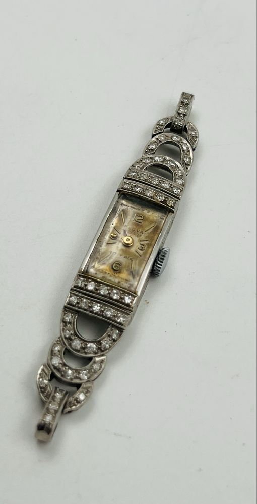 Платинен часовник с брилянти 0.60ct