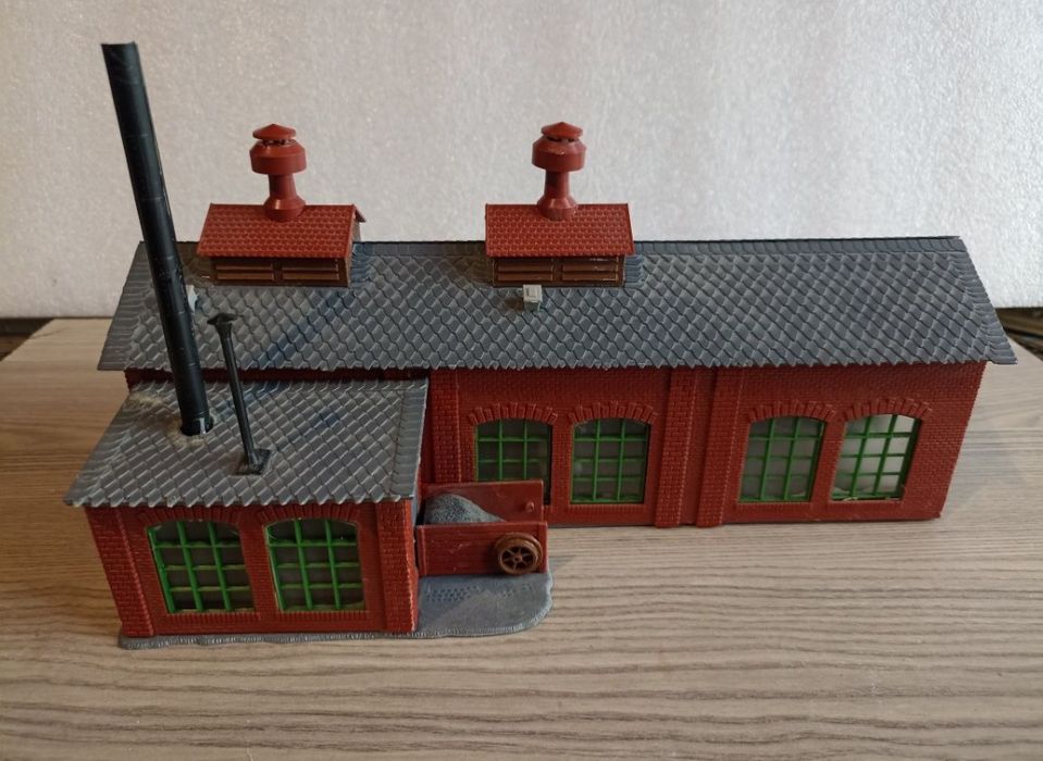 Diorama clădire remiză Faller 

Dimensiuni 305*158*170

Predare person