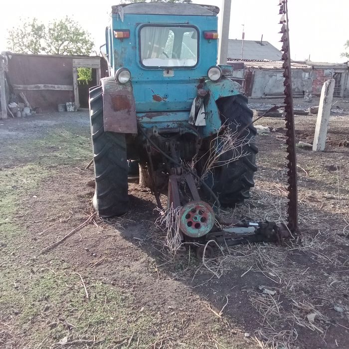 Продам трактор на запчасти
