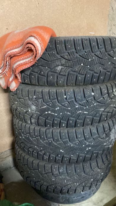 Продам зимние шипованные шины в хорошем состояний размеры 215х65хr16 j