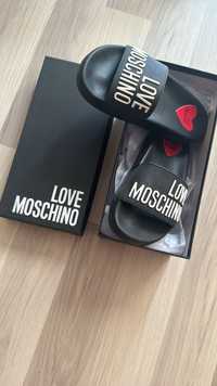 Slapi love moschino