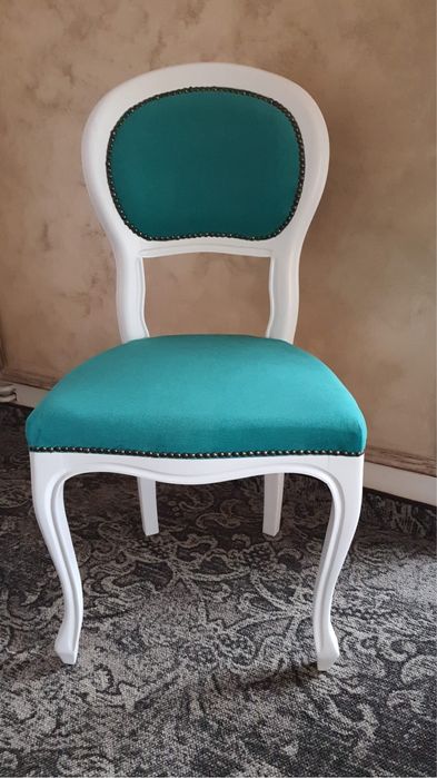 Scaun din lemn cu catifea si capse aurii