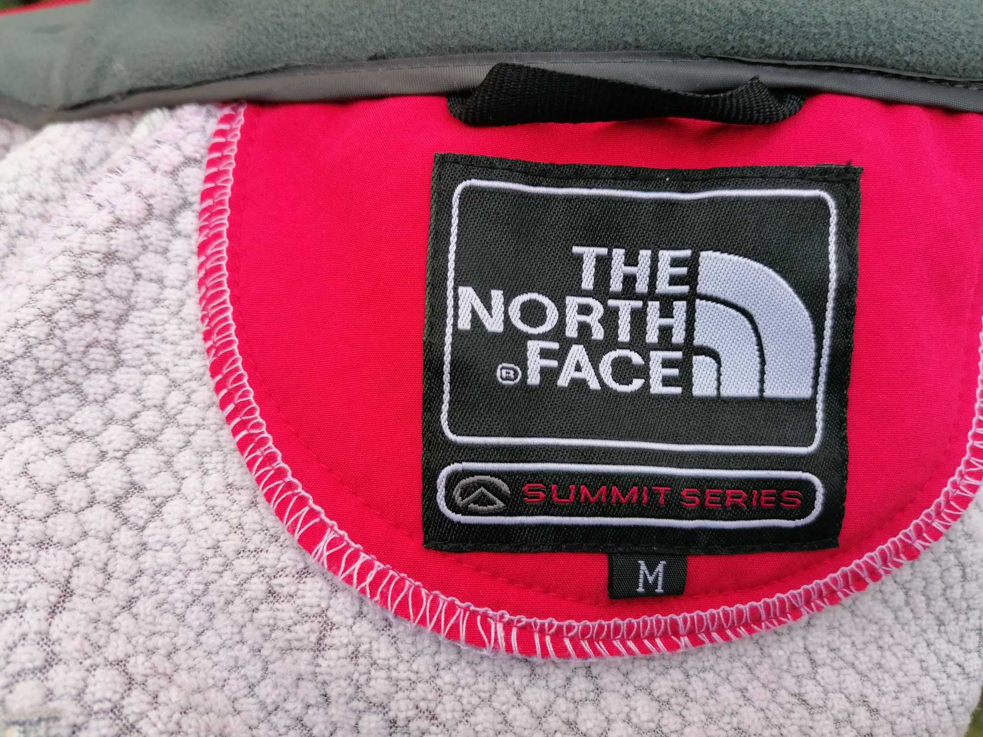 Продавам ново дамско червено яке уиндстопър софт шел The North Face