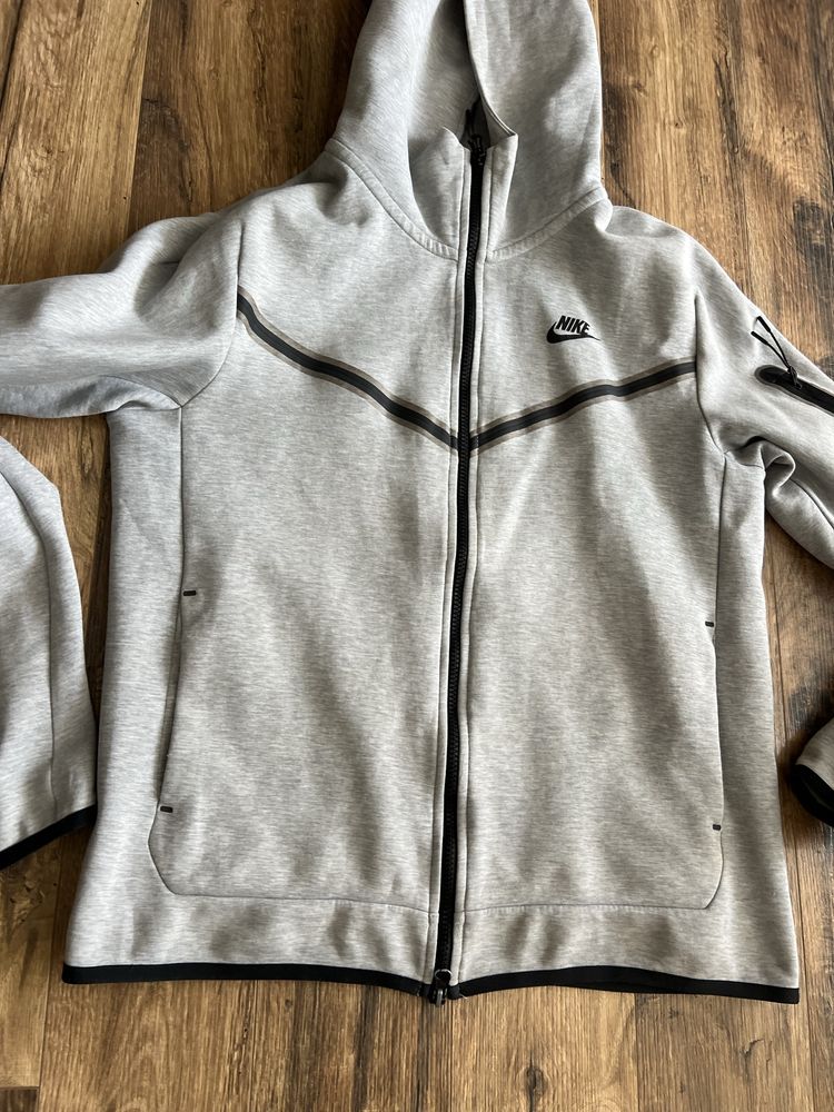 Nike Tech Fleece size M