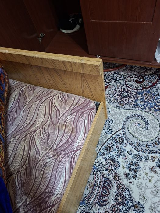 Кроват бир уриндикли