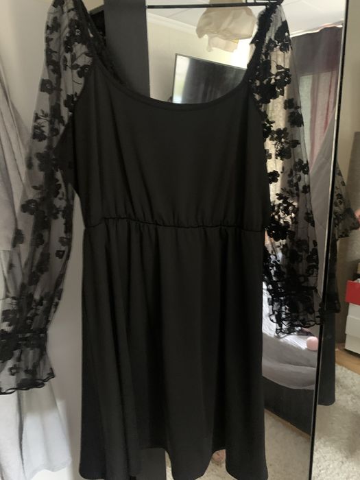 Рокля с дантелени ръкави голям размер