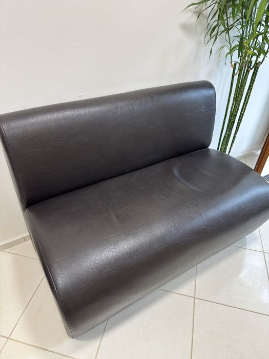 Кожен двуместен диван с подарък табуретка