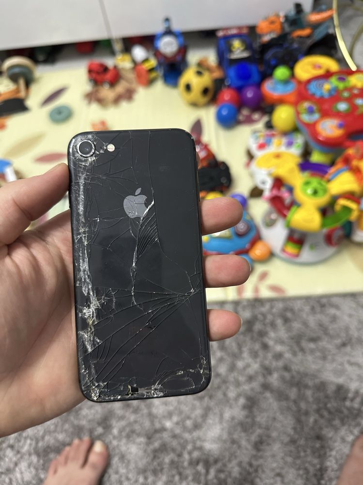 Vand iphone SE GEN 2 pentru piese