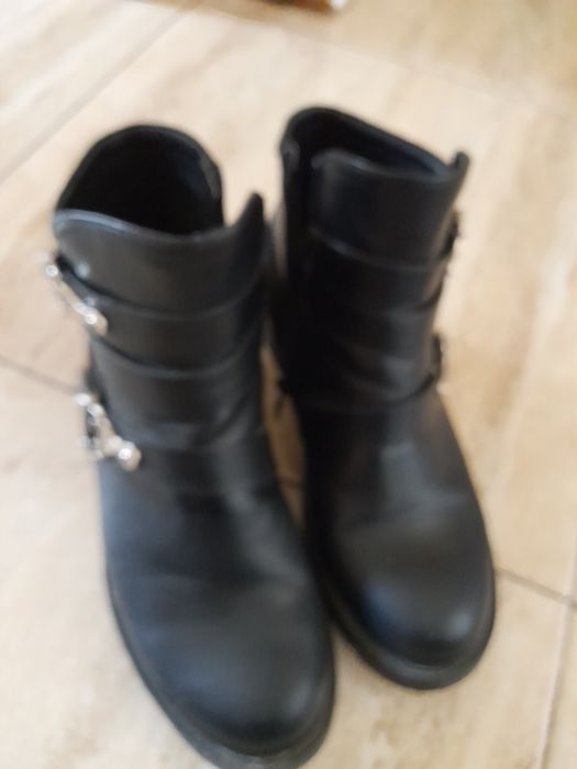 Vând 3 perechi de cizme de dama ,la prețul de una singura