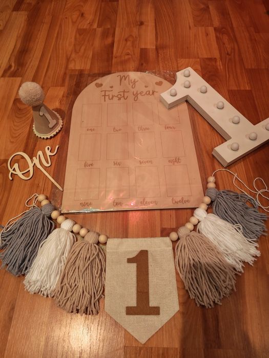 Vand set aniversar un an,si tablă  pentru  foto primul an,cifră