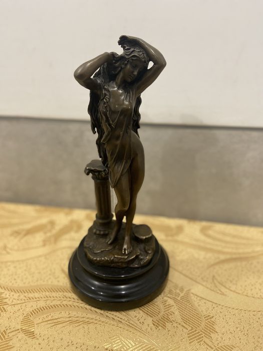 Statueta bronz masiv .inaltime 32 cm