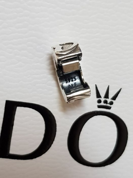 Ornament PANDORA "Rând de inimi"