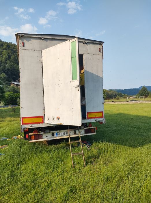 Vând remorca cu 2 axe tandem, neomologata apicol, stare foarte buna