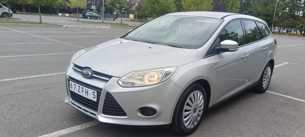 Ford Focus lll Euro5 Diesel 1+6 trepte 
Mașina este foarte bine întreț