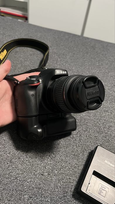 Фотоапарат Nikon D5100 с обектив 18-55мм с батериен грип и две батерии