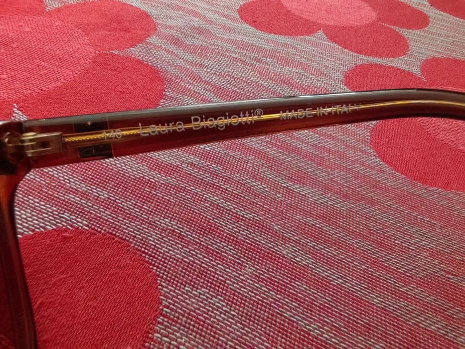 Оригинални чисто нови слънчеви очила на Laura Biagiotti