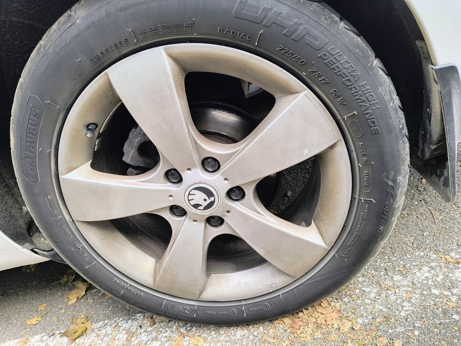 Vând/schimb  jante r17  anvelope vara fața 205/55/17  .   Spat