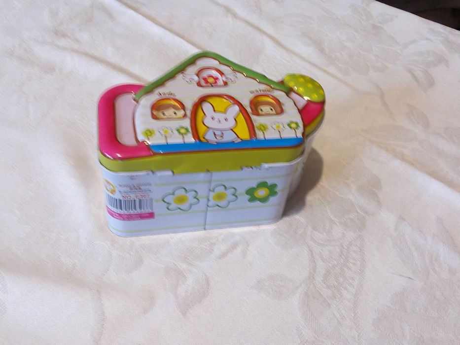 Касичка и светеща играчка -  4 лв