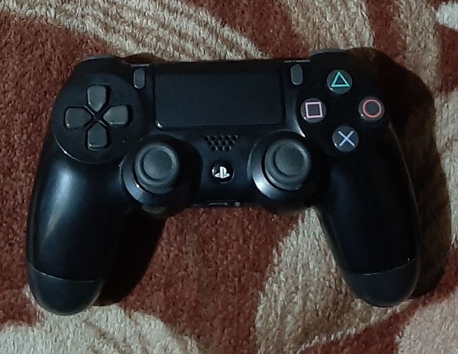 Vând manetă originală PlayStation 4 ps4 în stare bună wireless
