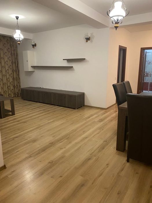 Vind apartament  cu 5 camere
