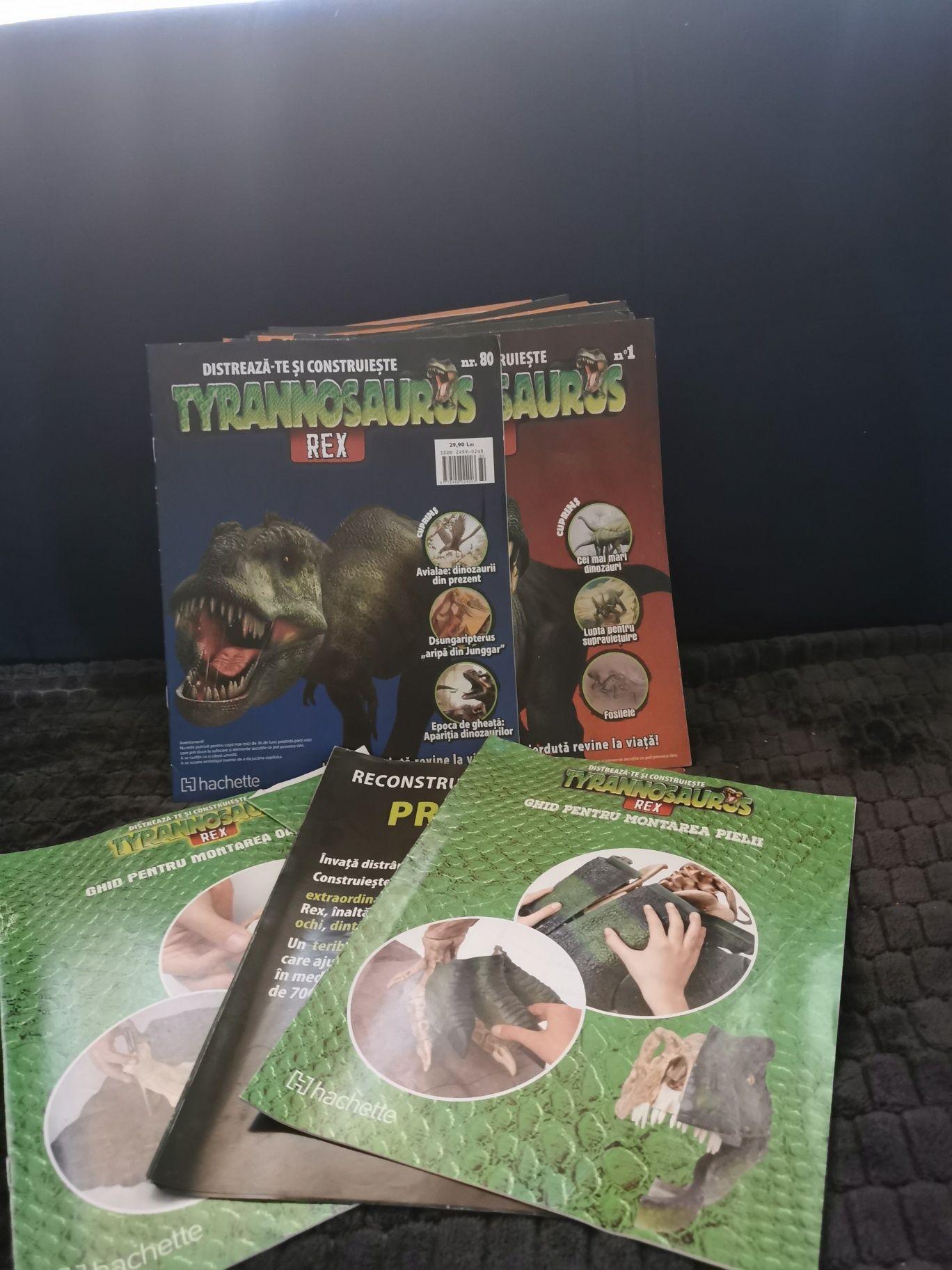 Vând dinozaur T-Rex de colecție +reviste colectie