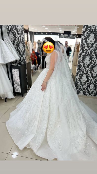 Продавам дизайнерска булчинска рокля,закупена от Турция.