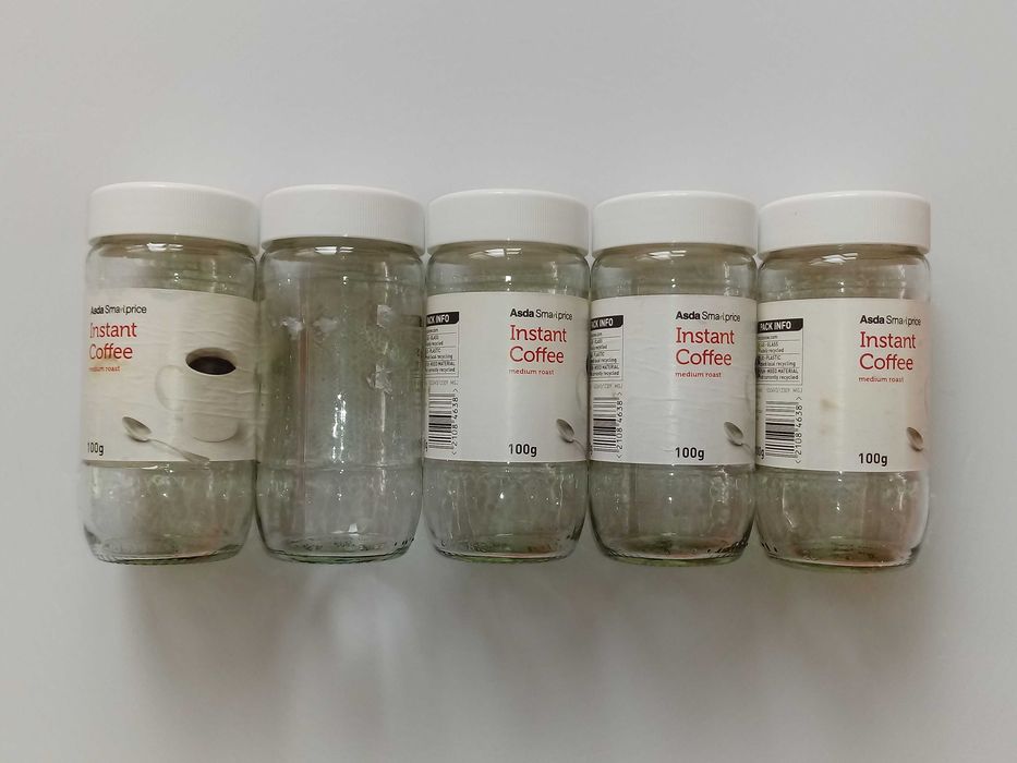 Бурканчета от гранулирано кафе и течен шоколад