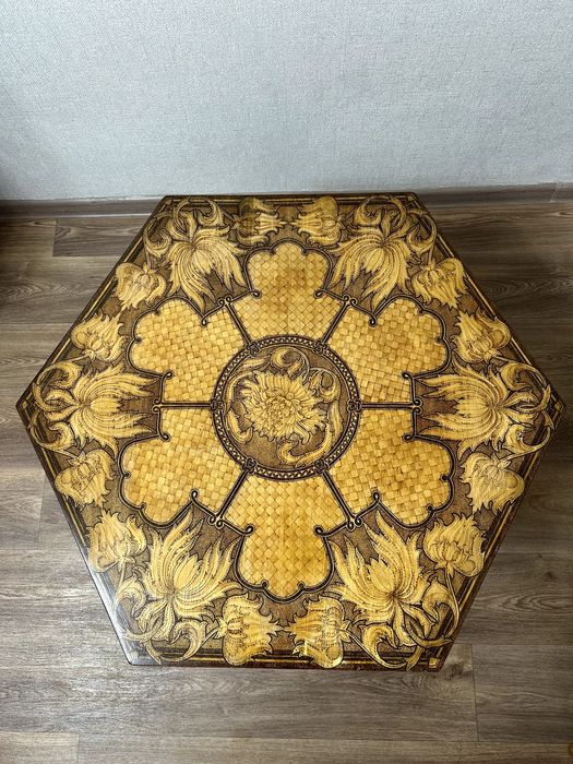 Стол ручной работы с художественным выжиганием